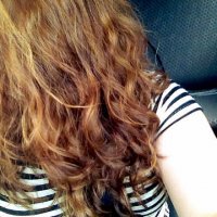 długie, rude, kręcone włosy